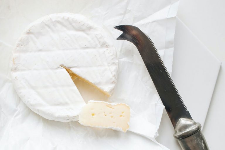 bicak ile kesilmis peynir